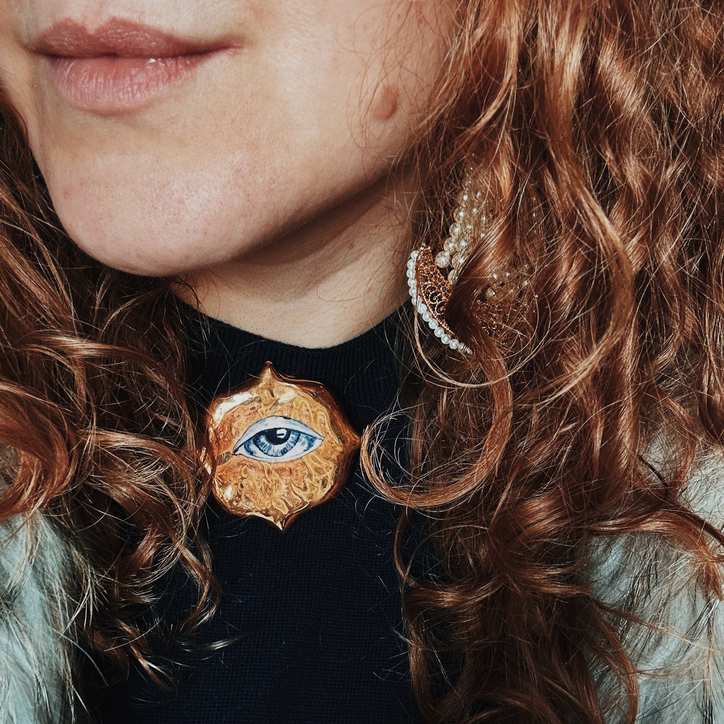 the elegant ceramic brooch 2 by Yuliia Pylypchatina