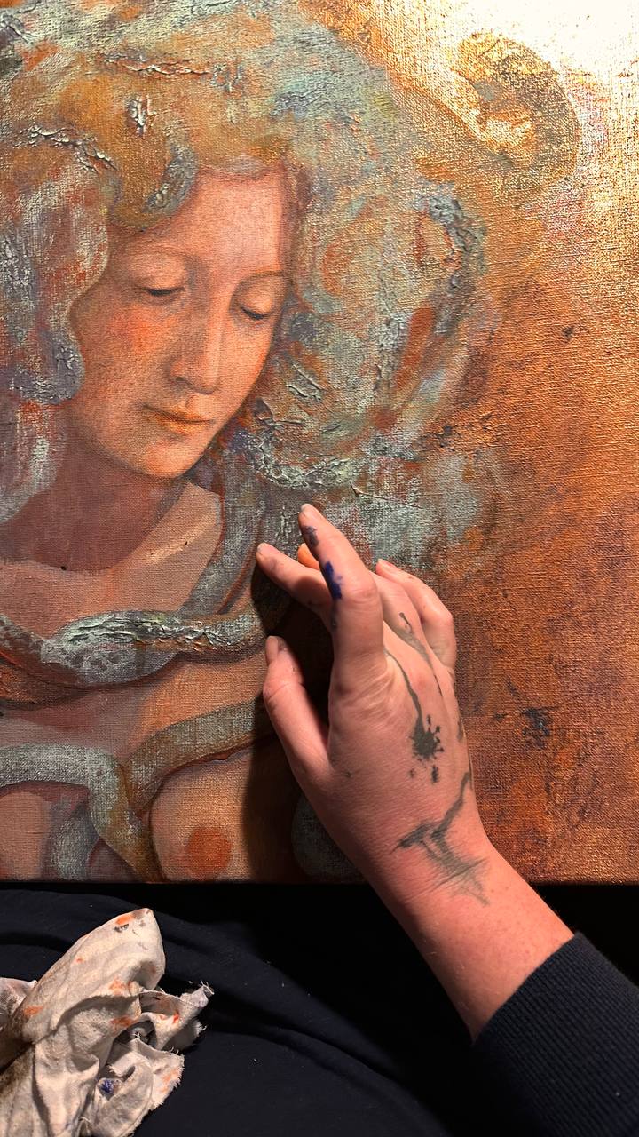 Tata Kolesnik is working on her painting Meduza \ 3